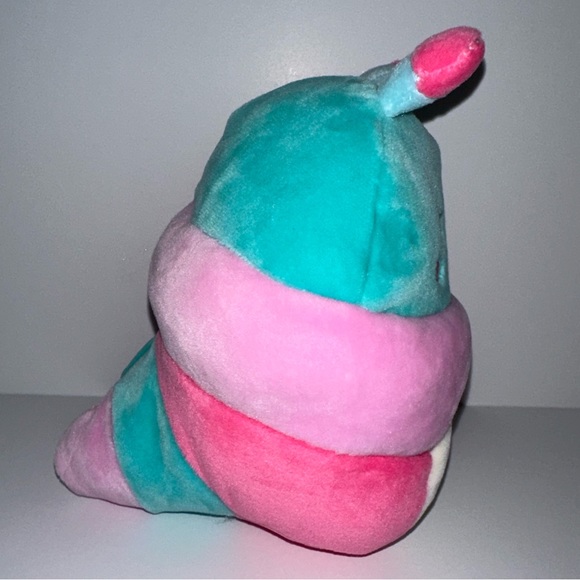5" Fluxie the Caterpillar 2023 Valentines Squishmallows - Picture 4 of 4